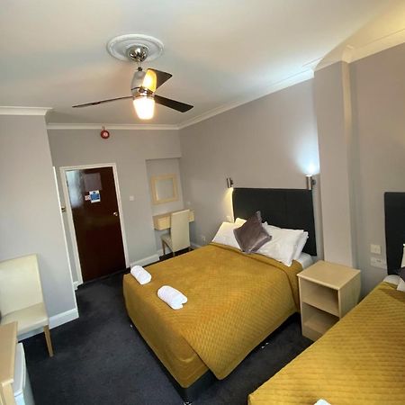 Lampton Guest House Хаунслоу Экстерьер фото