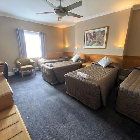 Lampton Guest House Хаунслоу Экстерьер фото