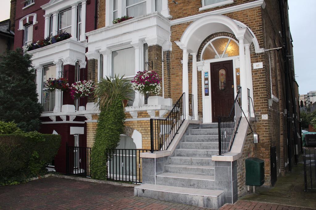 Lampton Guest House Хаунслоу Экстерьер фото