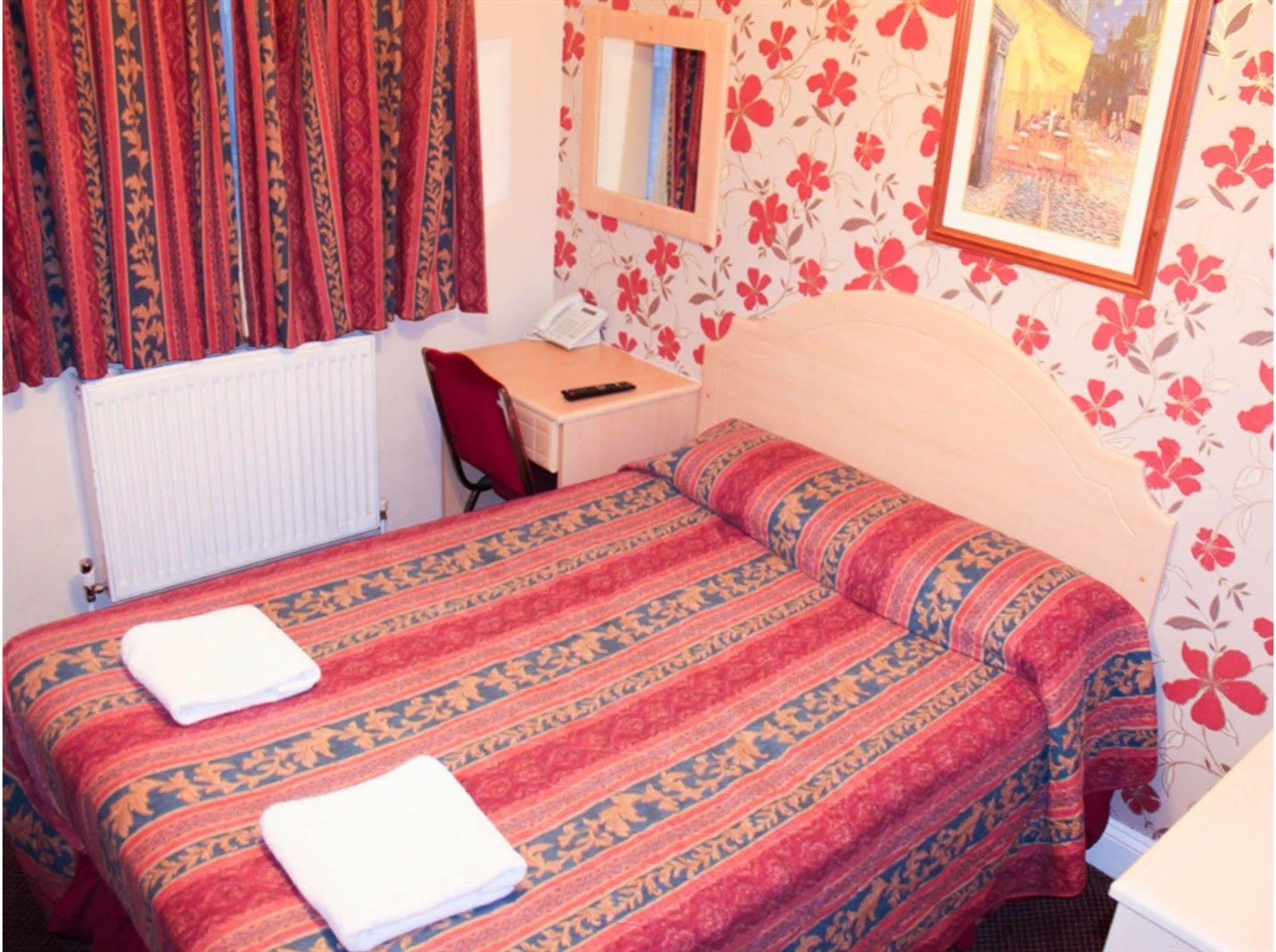 Lampton Guest House Хаунслоу Экстерьер фото