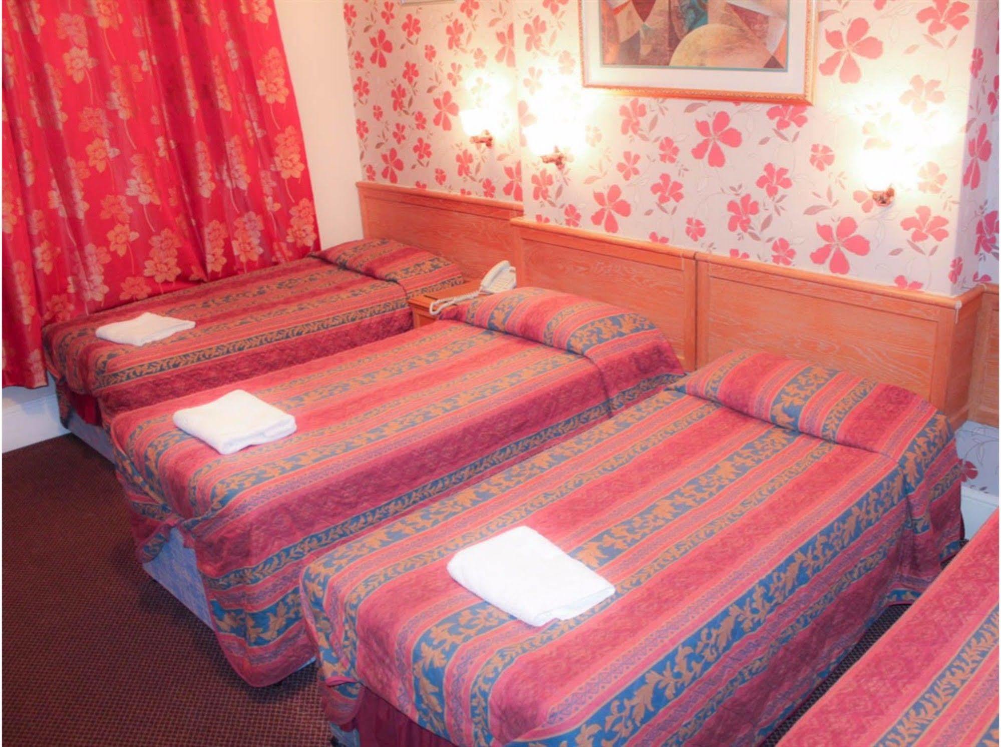 Lampton Guest House Хаунслоу Экстерьер фото
