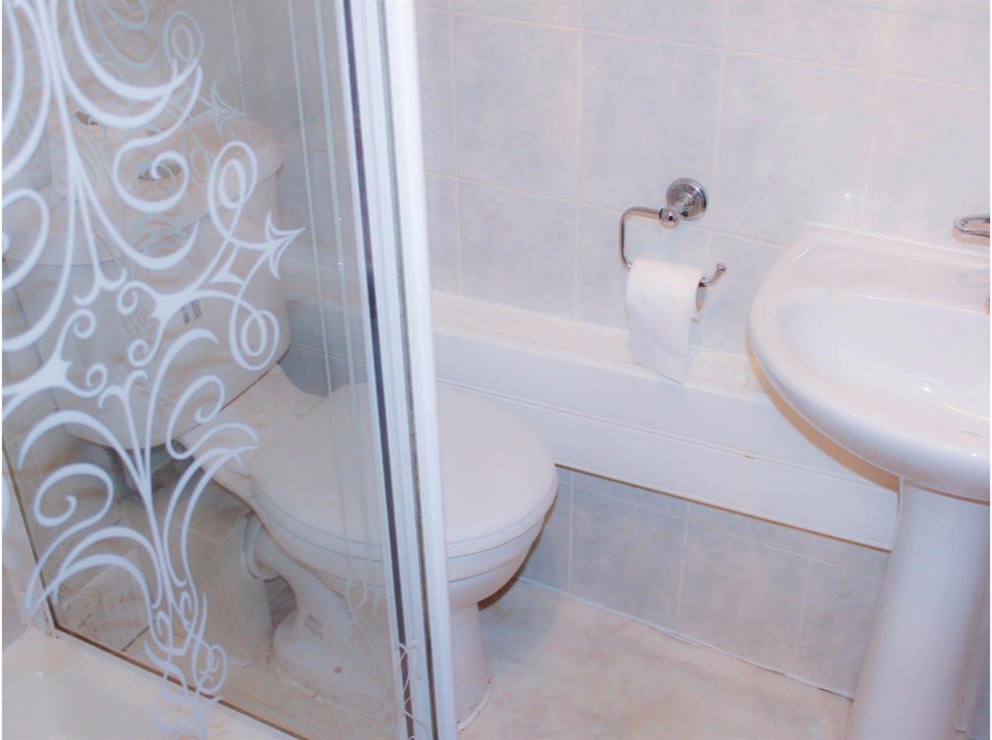 Lampton Guest House Хаунслоу Экстерьер фото