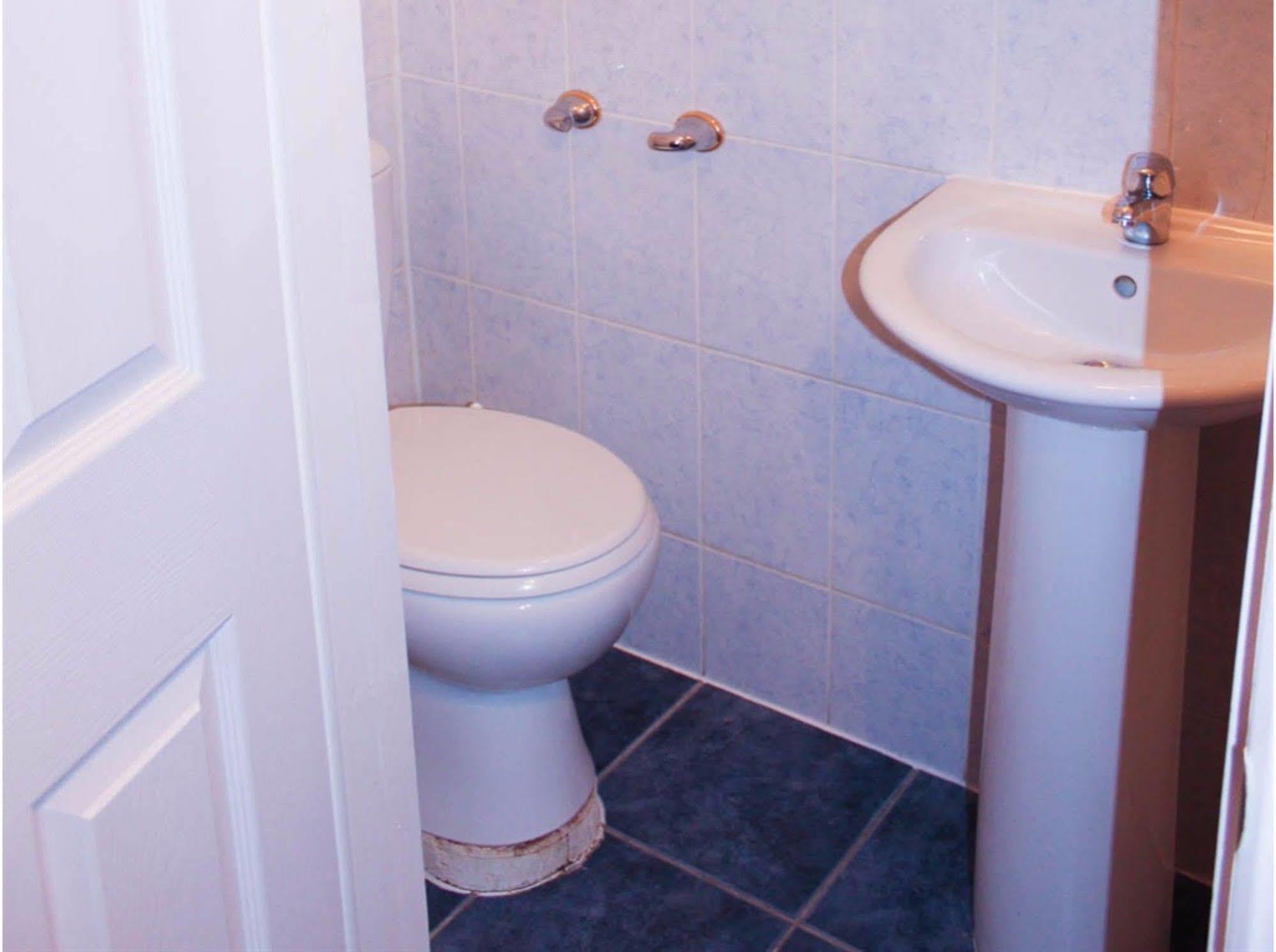 Lampton Guest House Хаунслоу Экстерьер фото