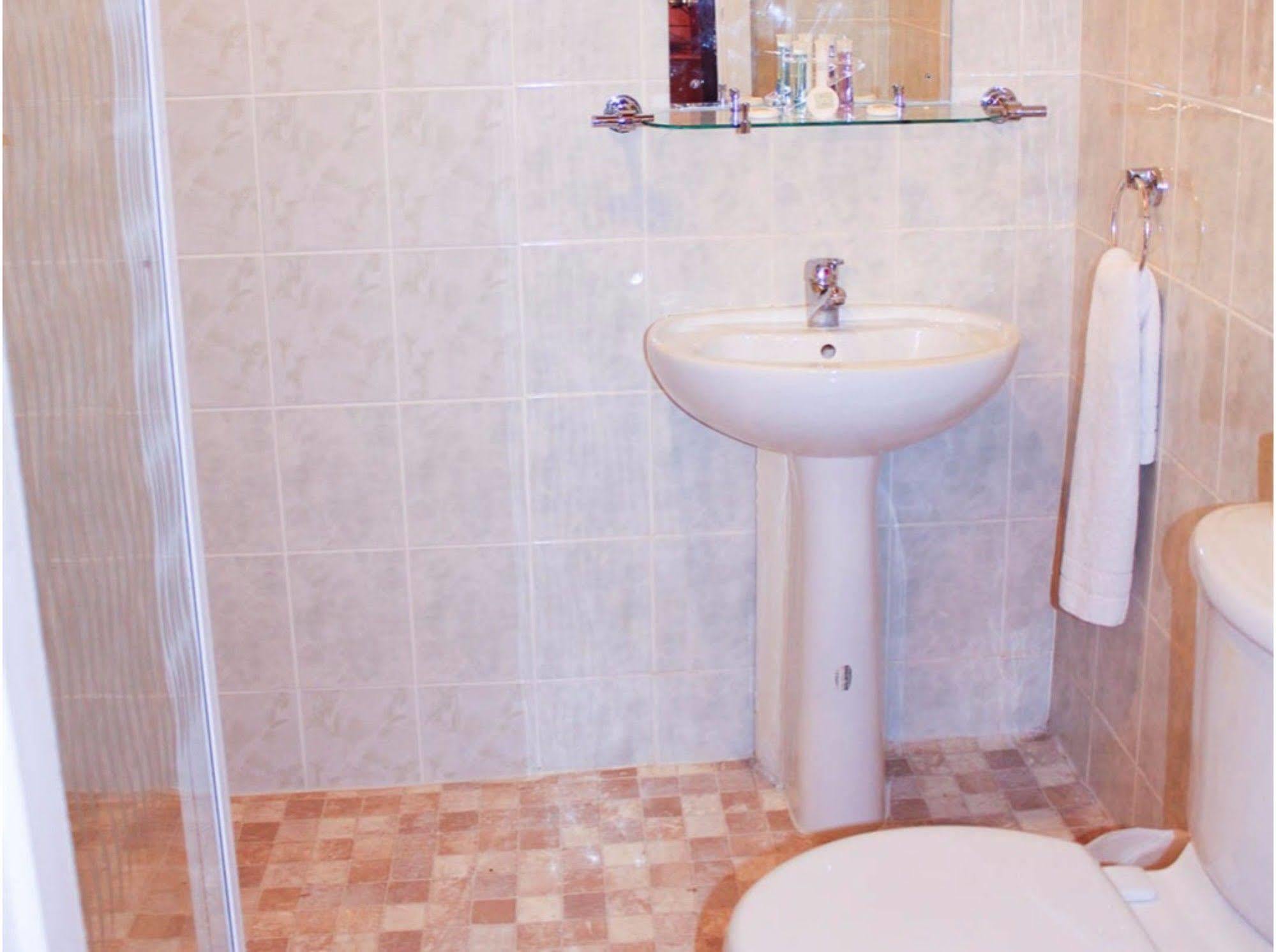 Lampton Guest House Хаунслоу Экстерьер фото