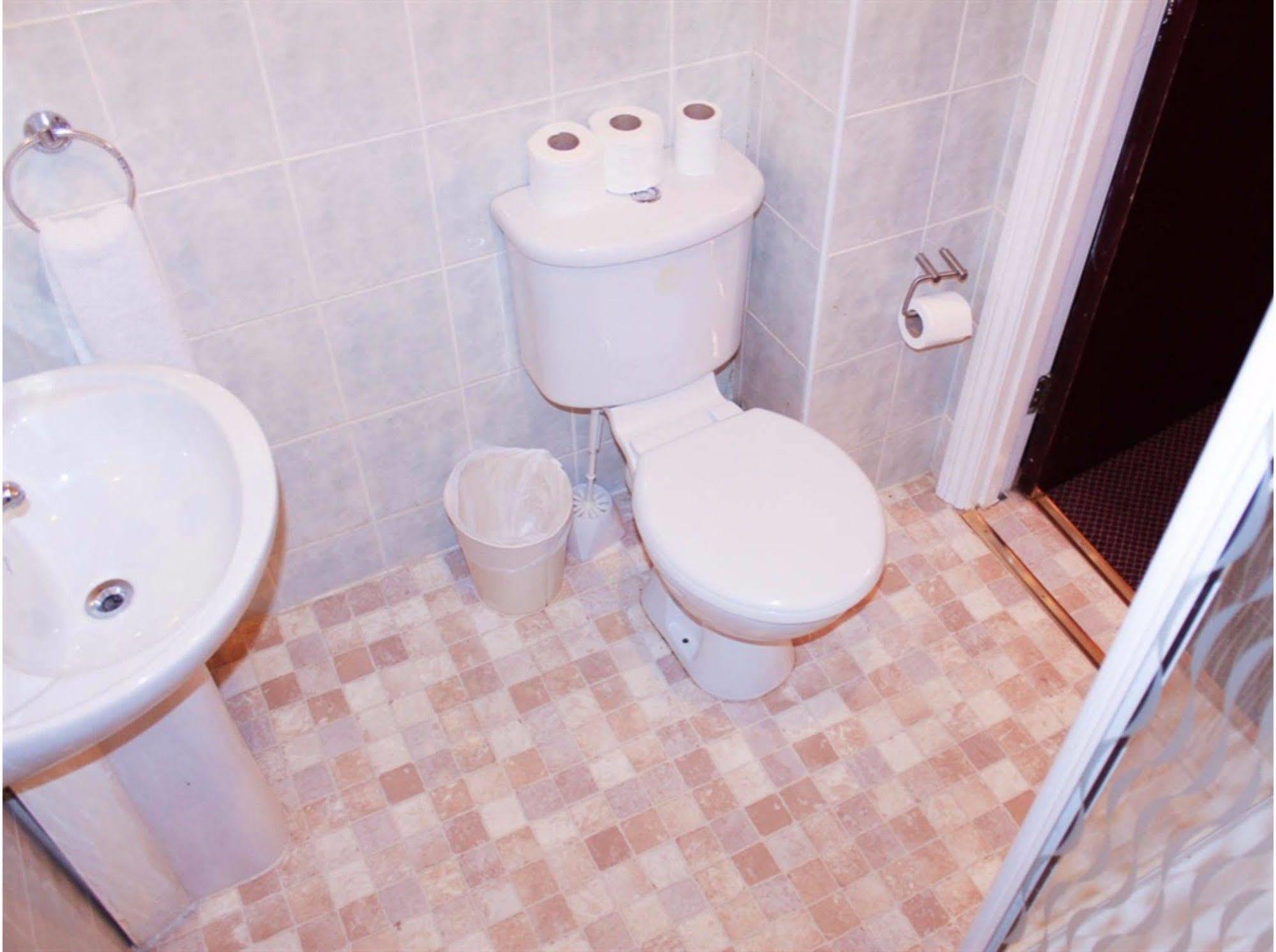 Lampton Guest House Хаунслоу Экстерьер фото