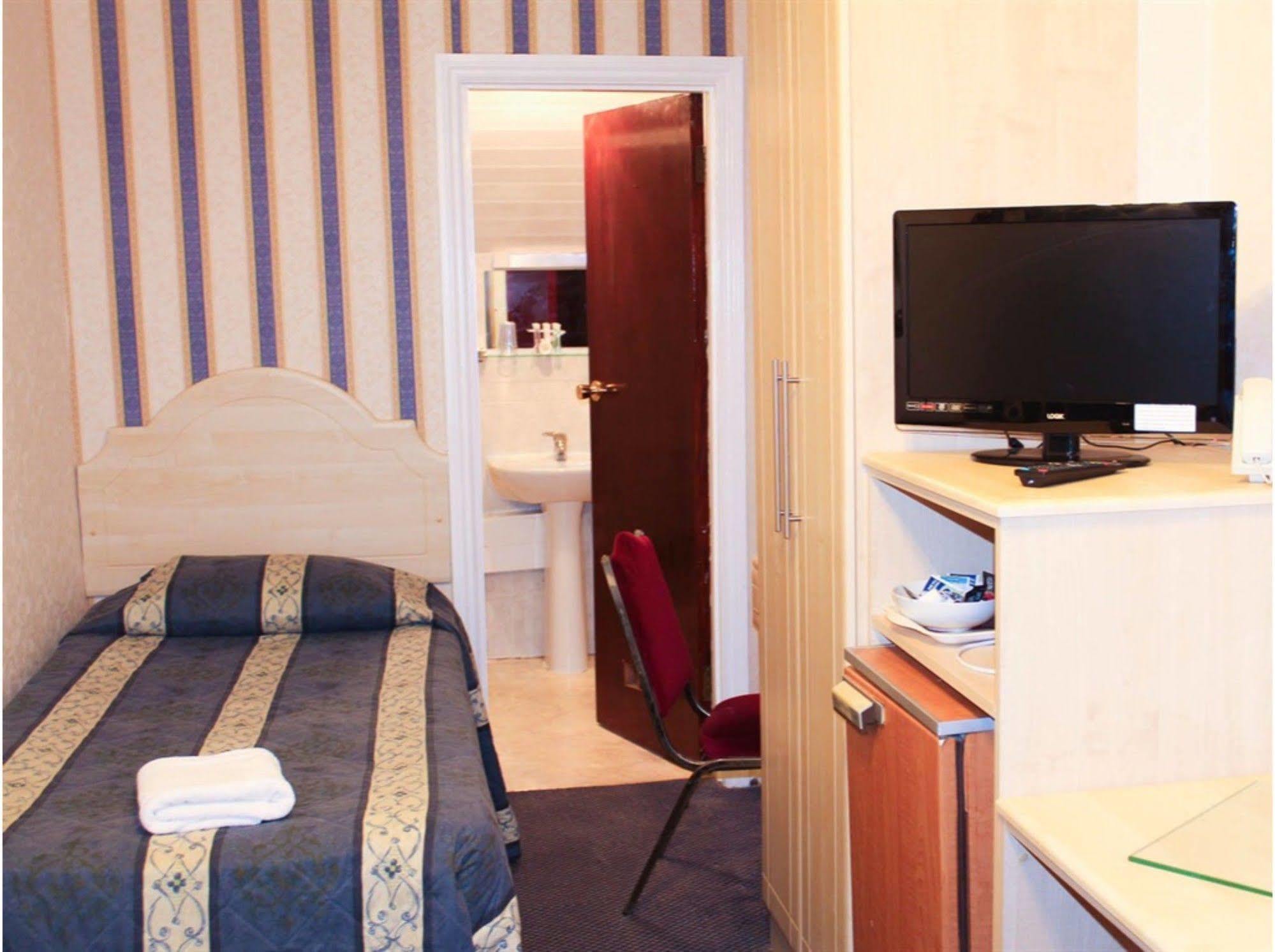 Lampton Guest House Хаунслоу Экстерьер фото