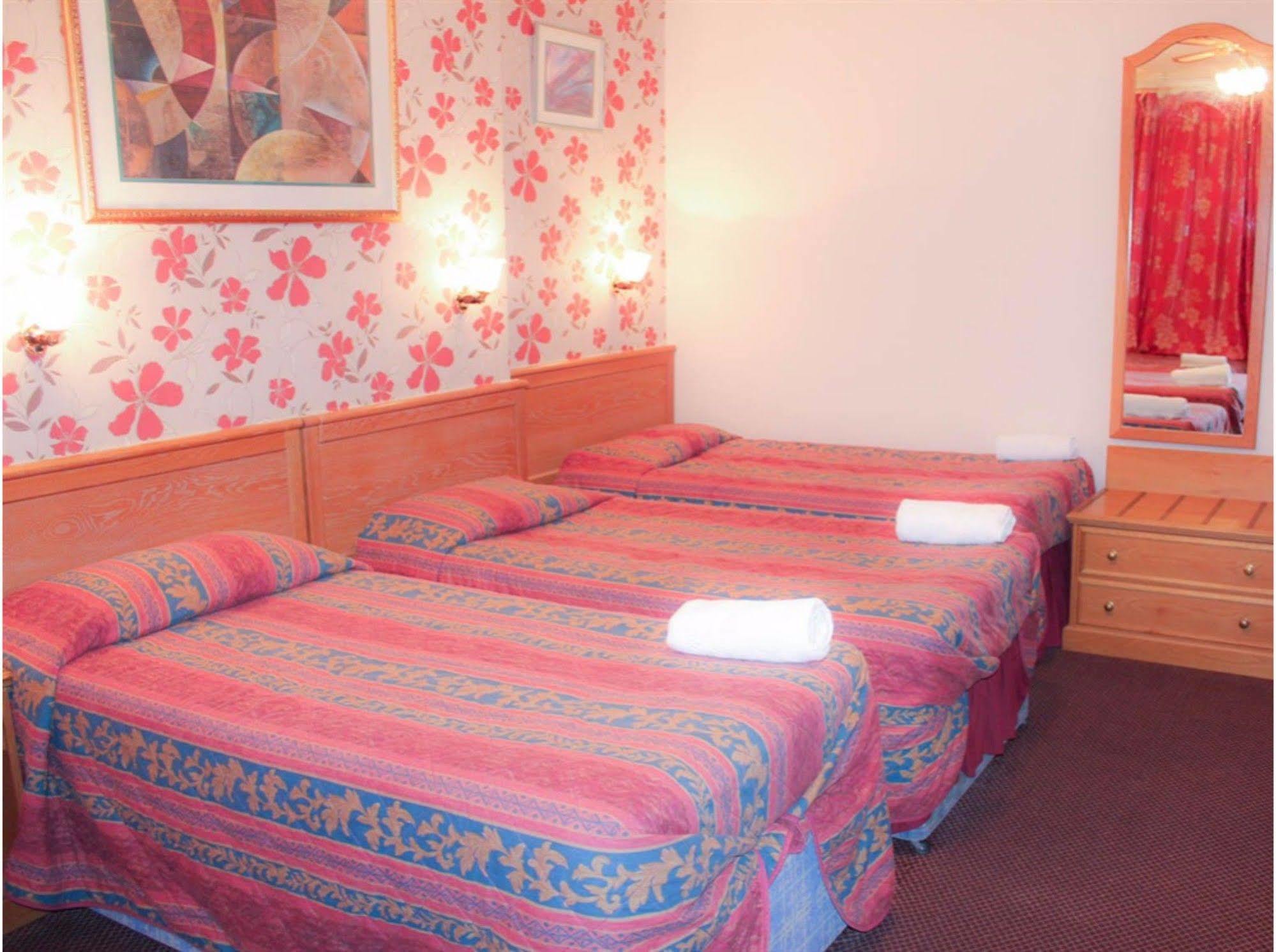 Lampton Guest House Хаунслоу Экстерьер фото
