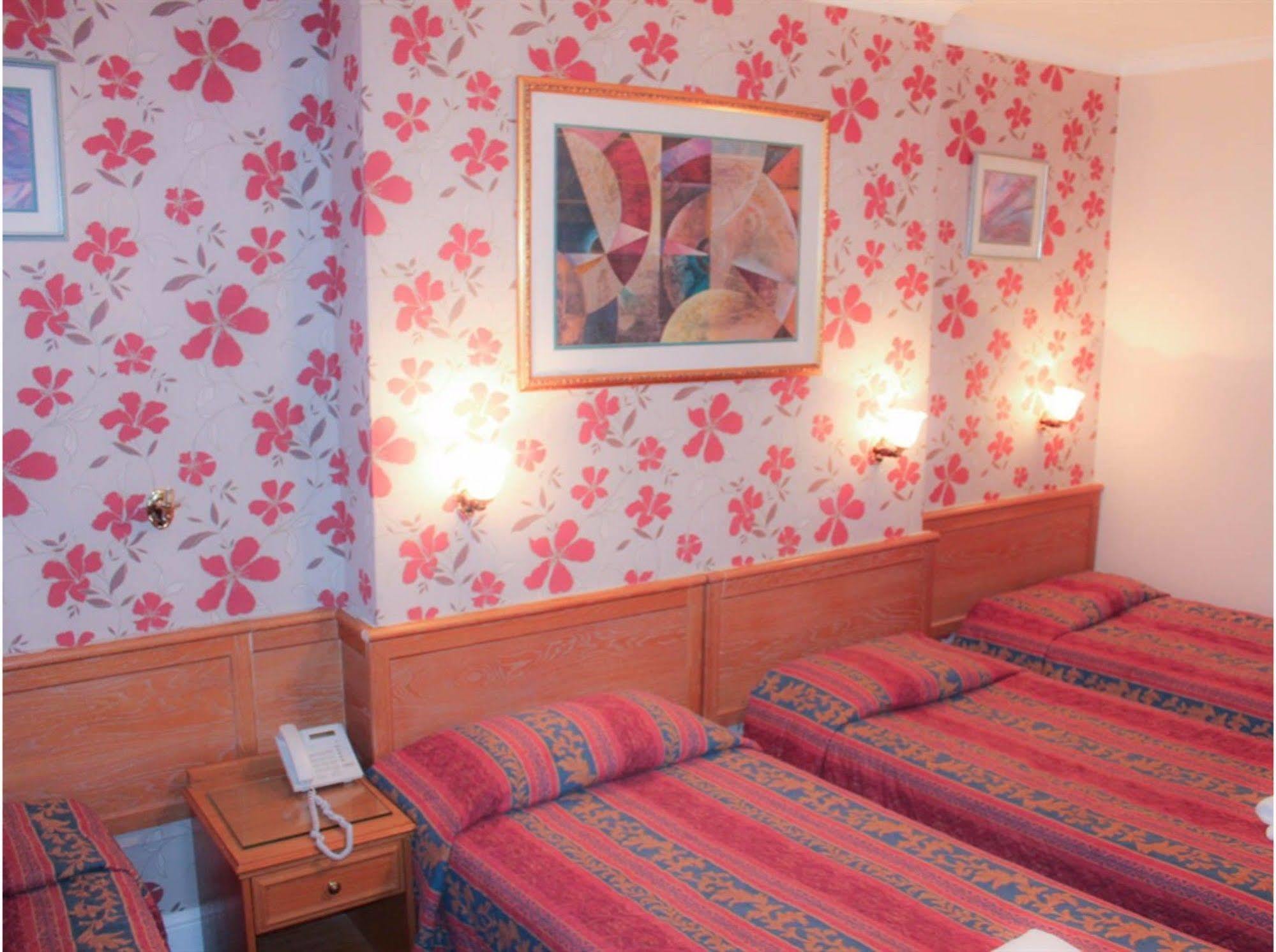 Lampton Guest House Хаунслоу Экстерьер фото