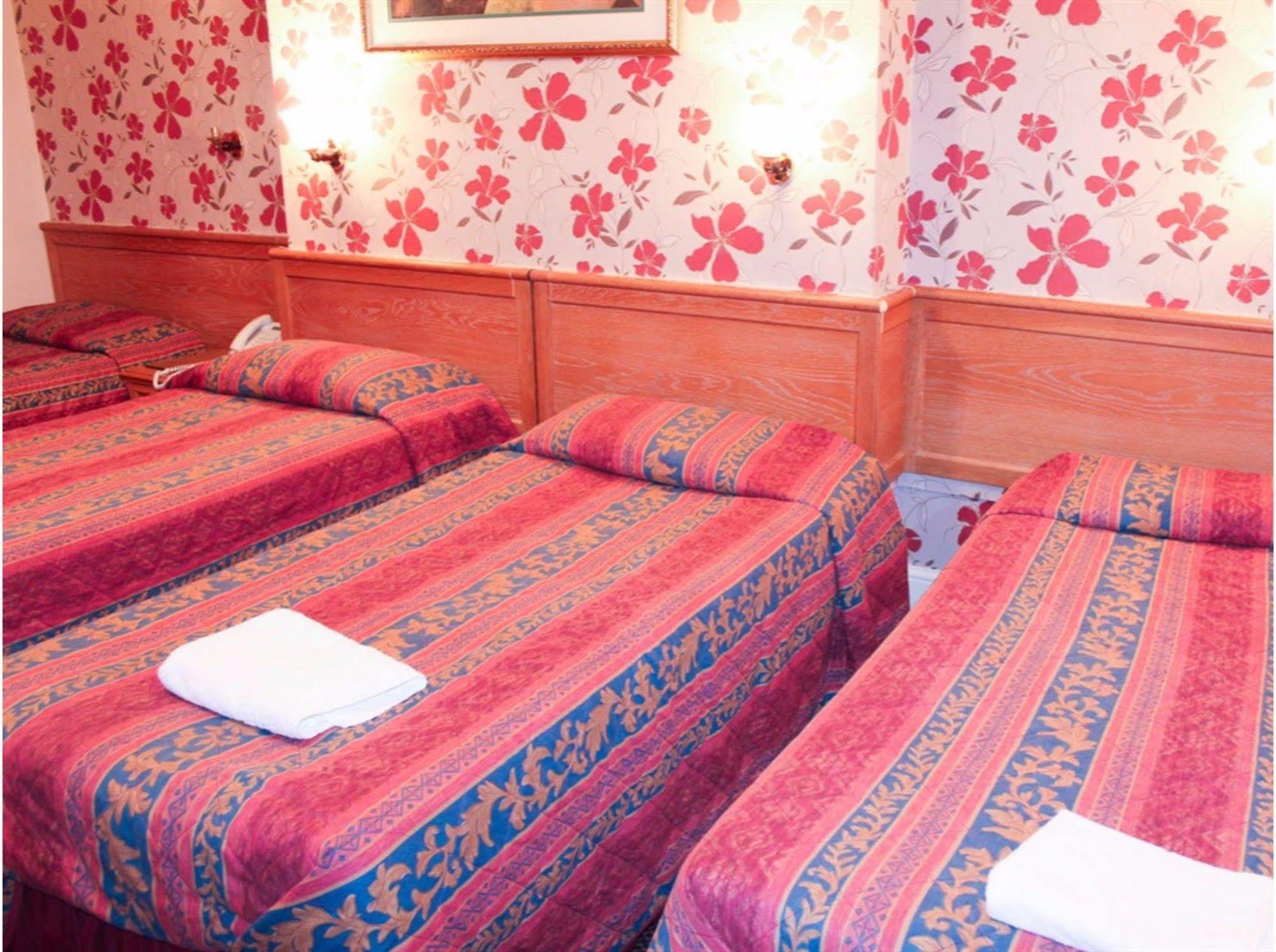 Lampton Guest House Хаунслоу Экстерьер фото