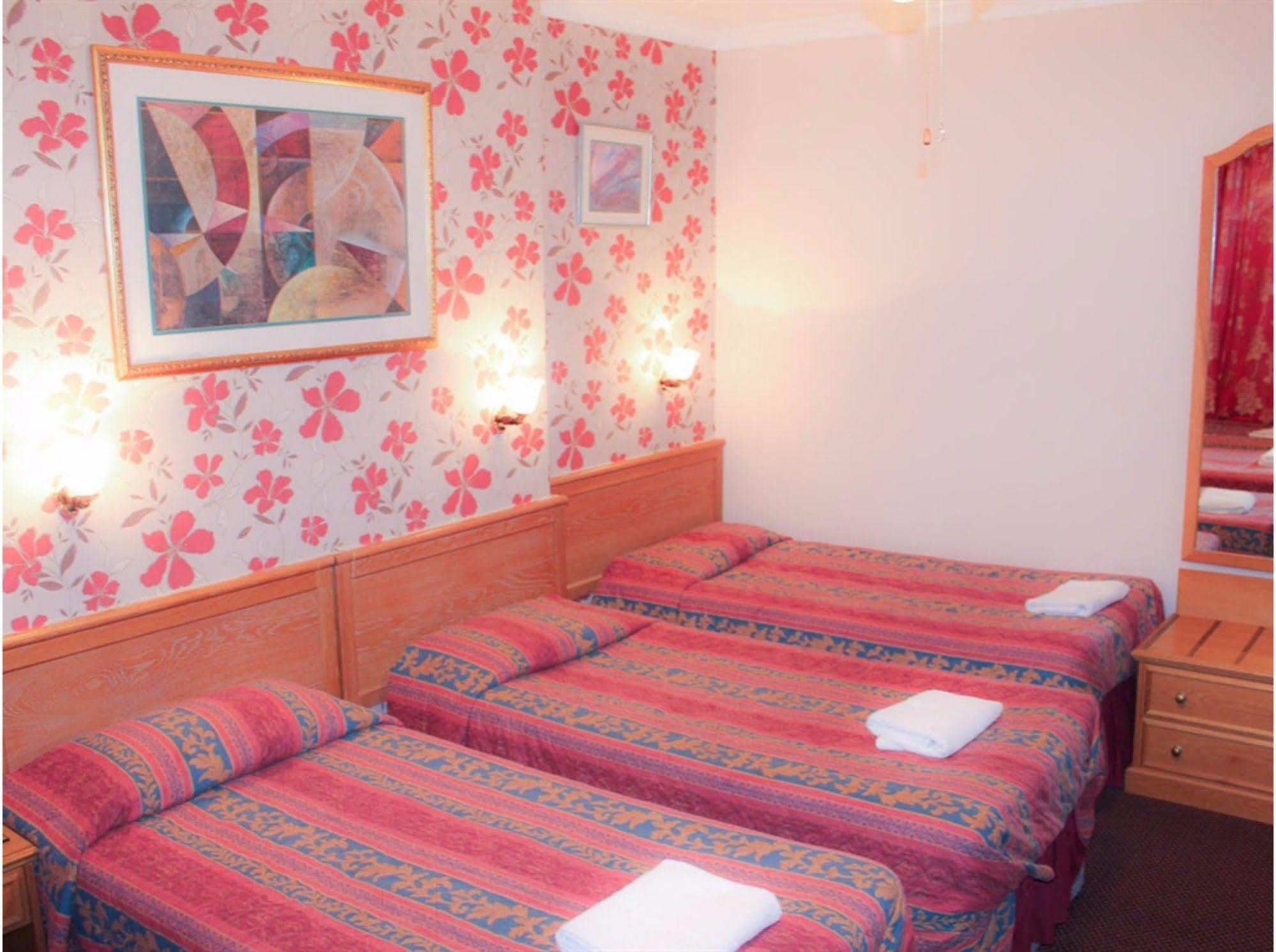 Lampton Guest House Хаунслоу Экстерьер фото