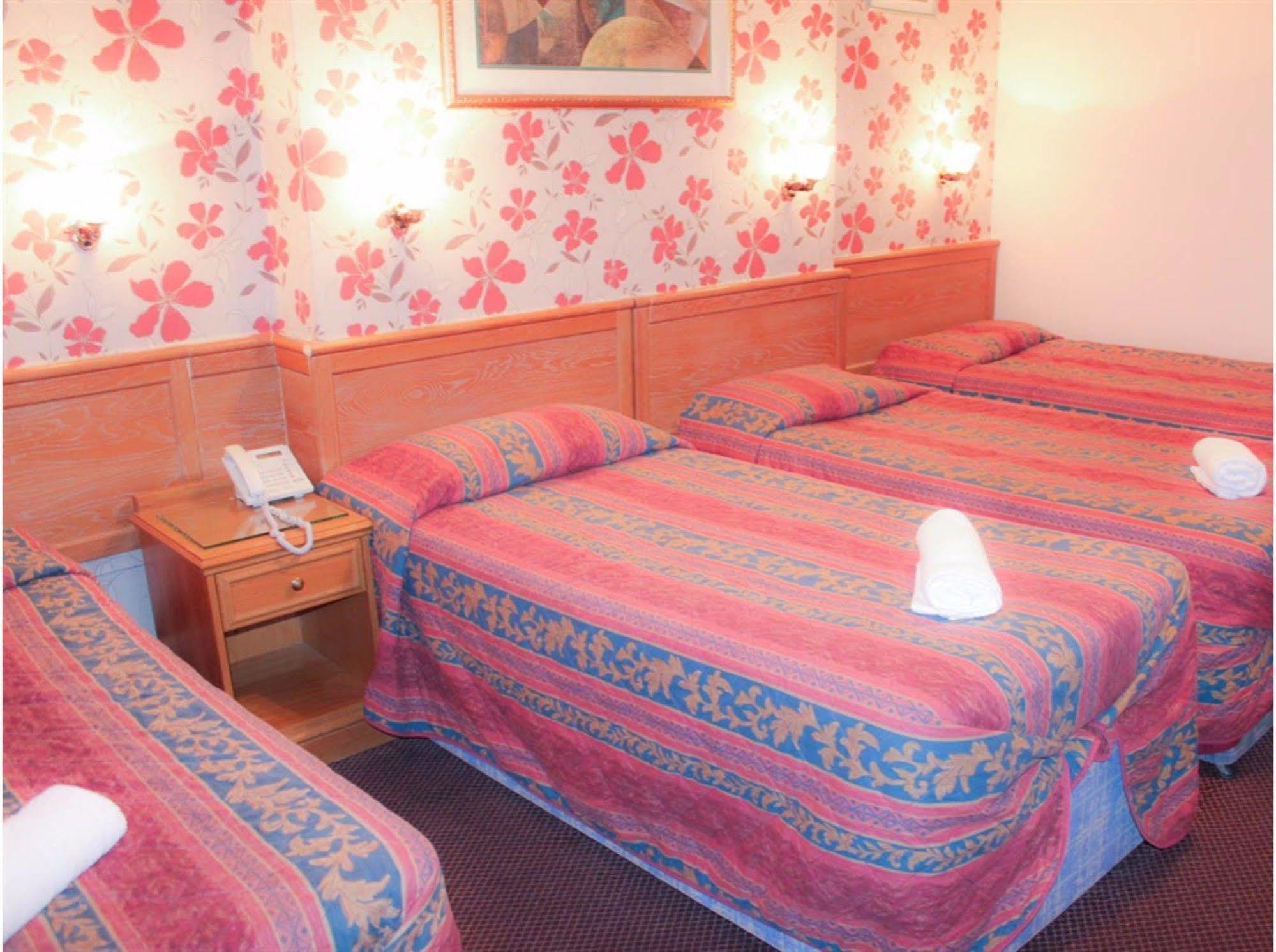 Lampton Guest House Хаунслоу Экстерьер фото