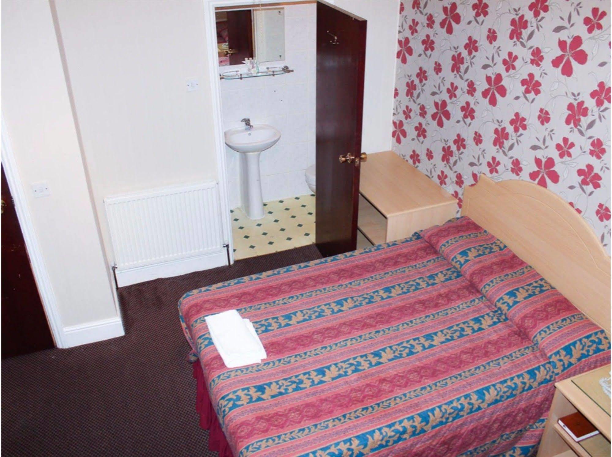 Lampton Guest House Хаунслоу Экстерьер фото