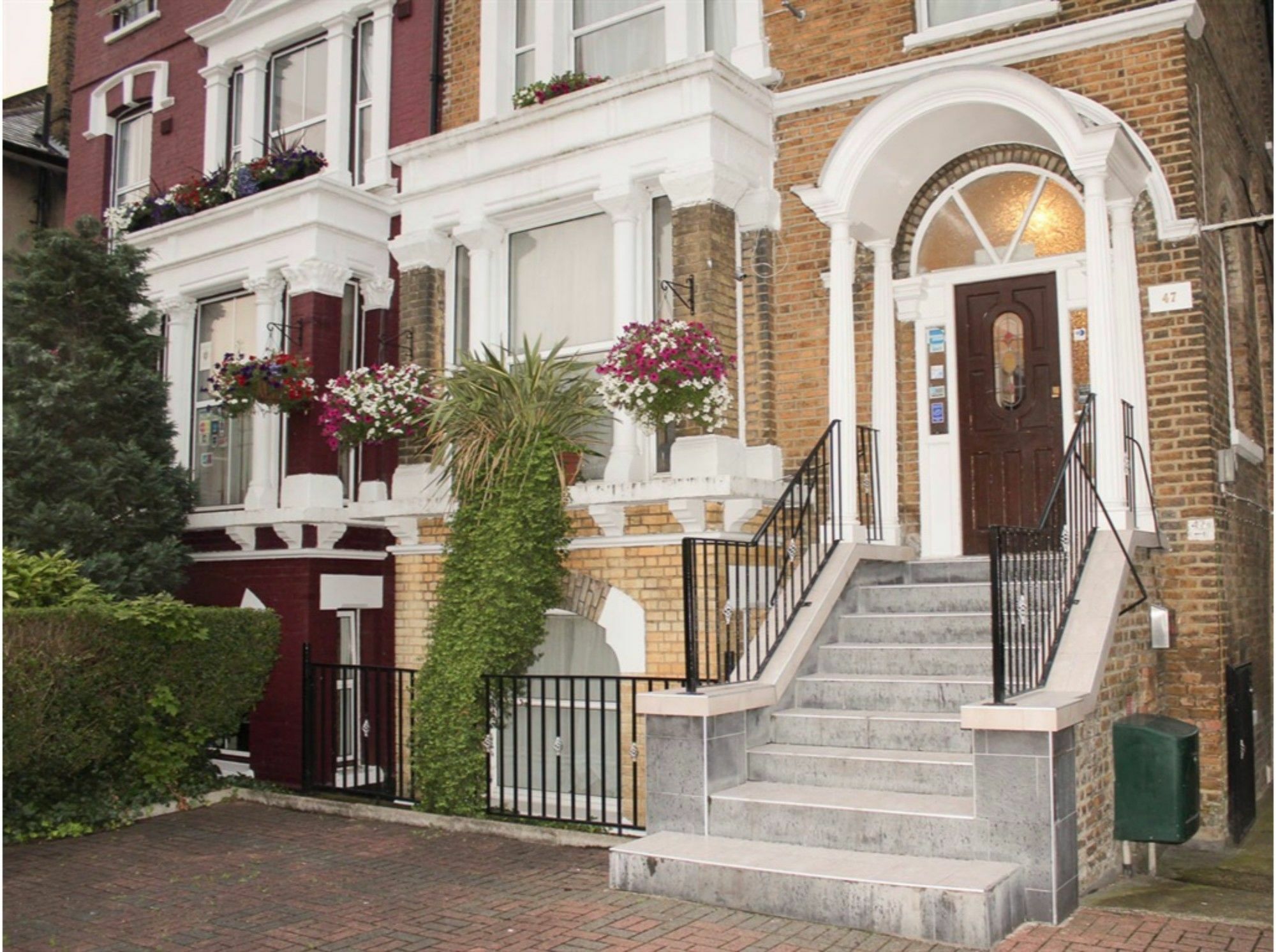 Lampton Guest House Хаунслоу Экстерьер фото