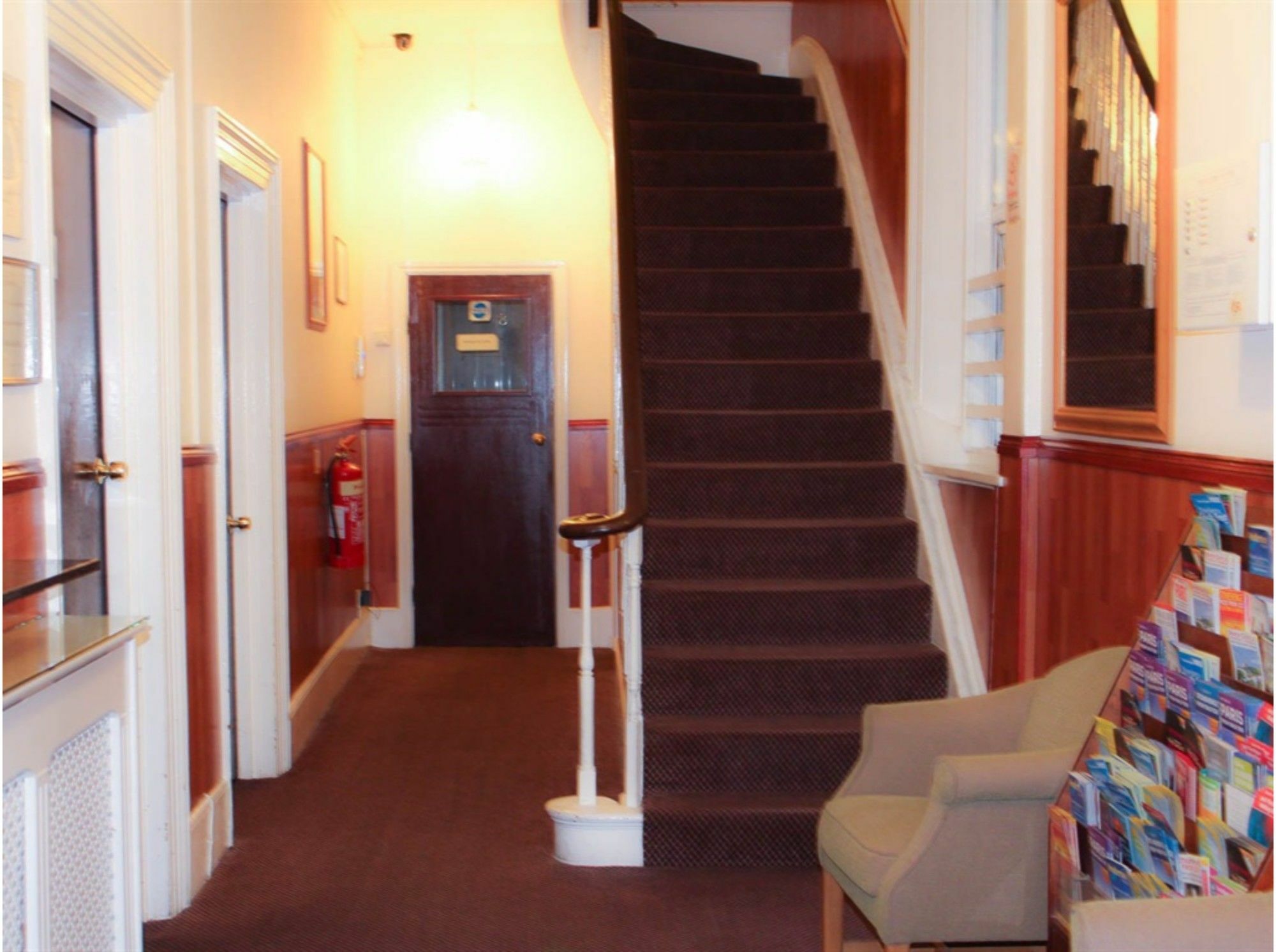 Lampton Guest House Хаунслоу Экстерьер фото