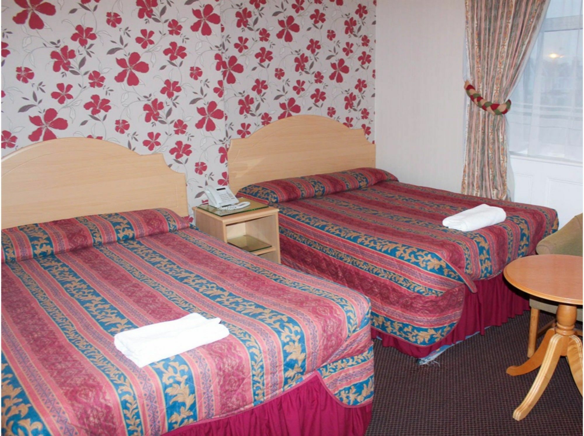 Lampton Guest House Хаунслоу Экстерьер фото