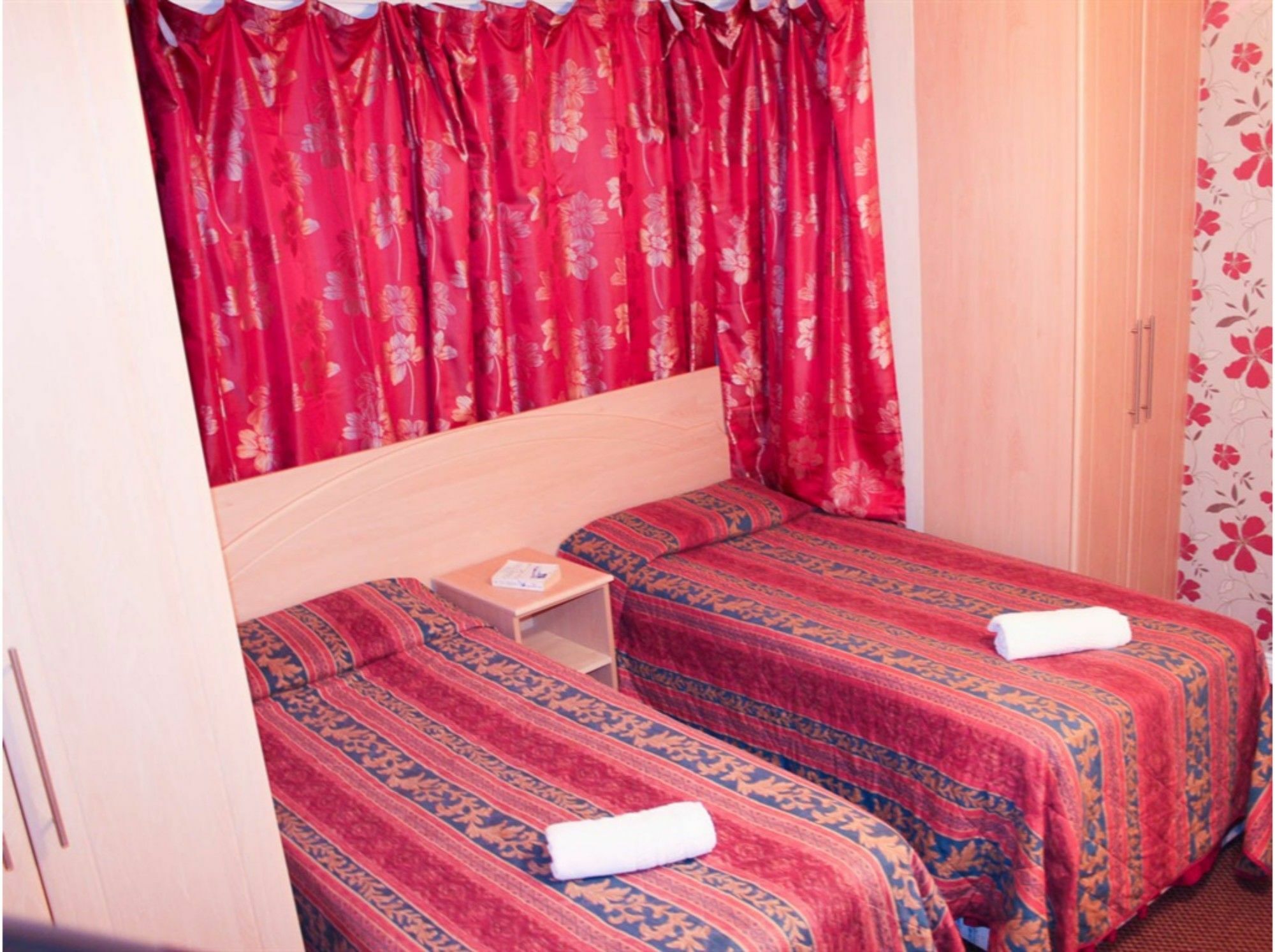 Lampton Guest House Хаунслоу Экстерьер фото