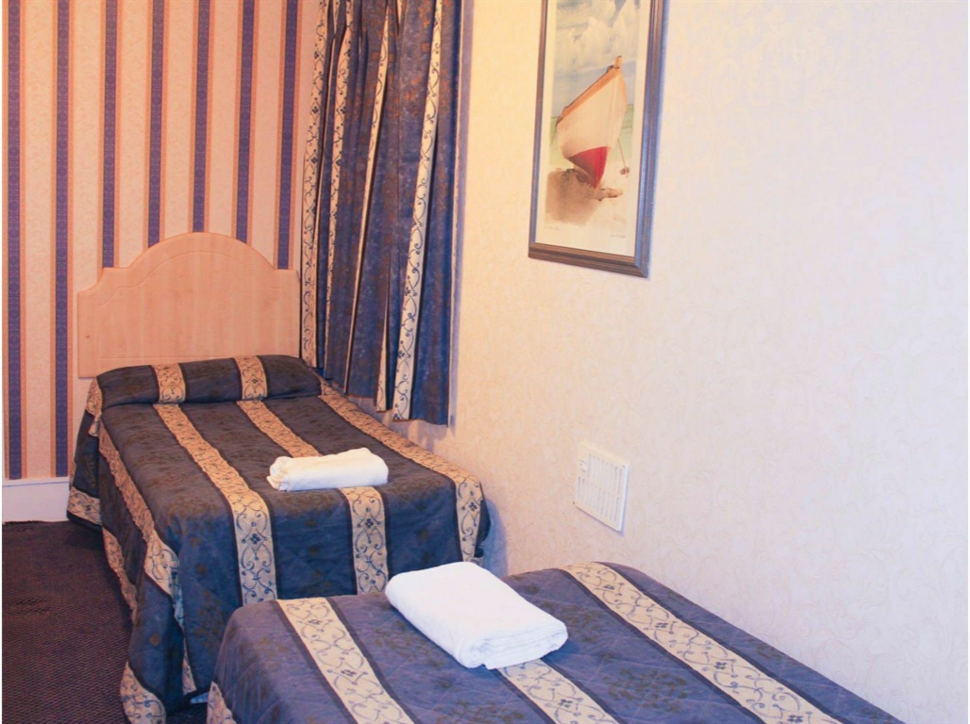 Lampton Guest House Хаунслоу Экстерьер фото