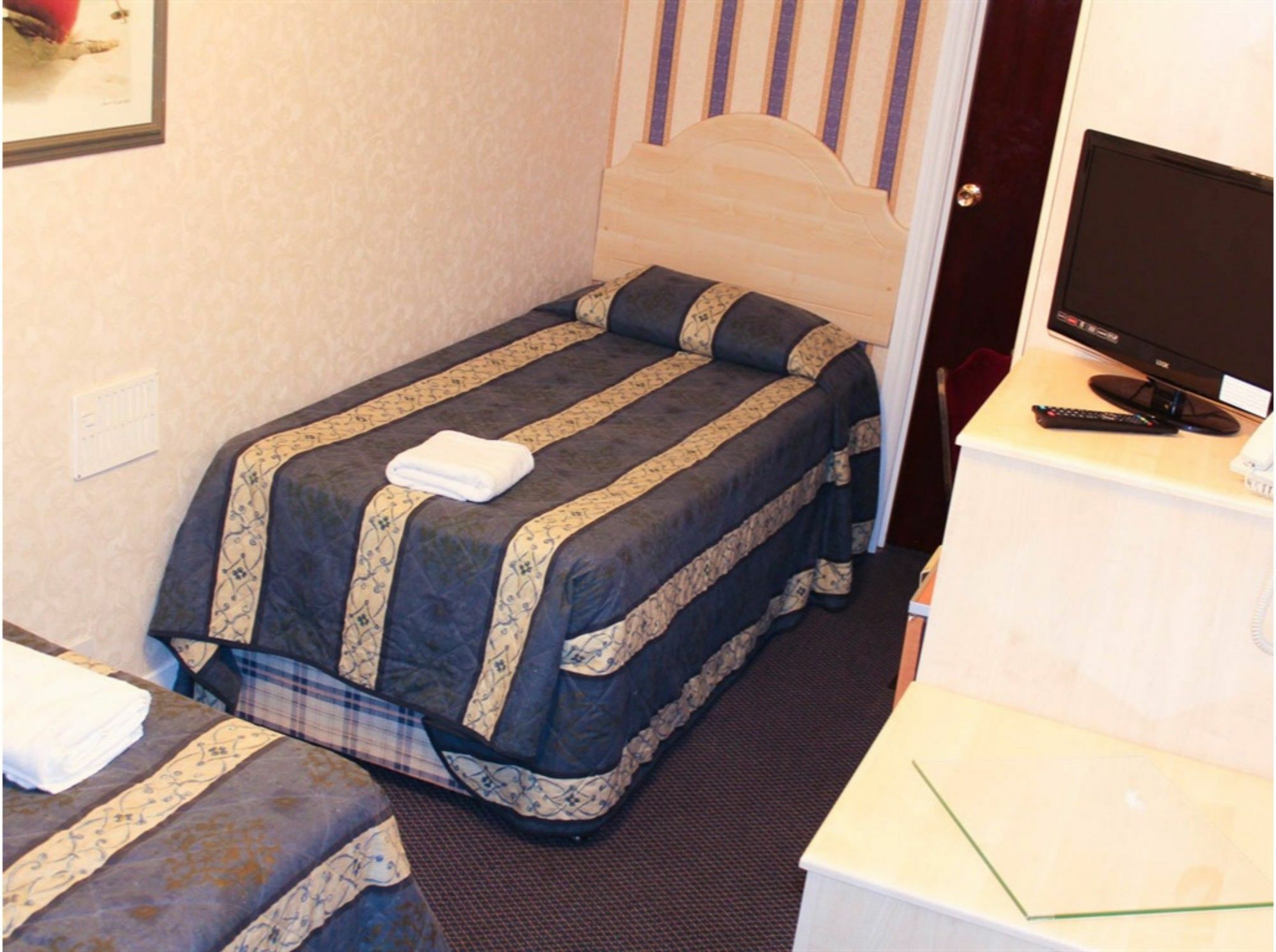 Lampton Guest House Хаунслоу Экстерьер фото