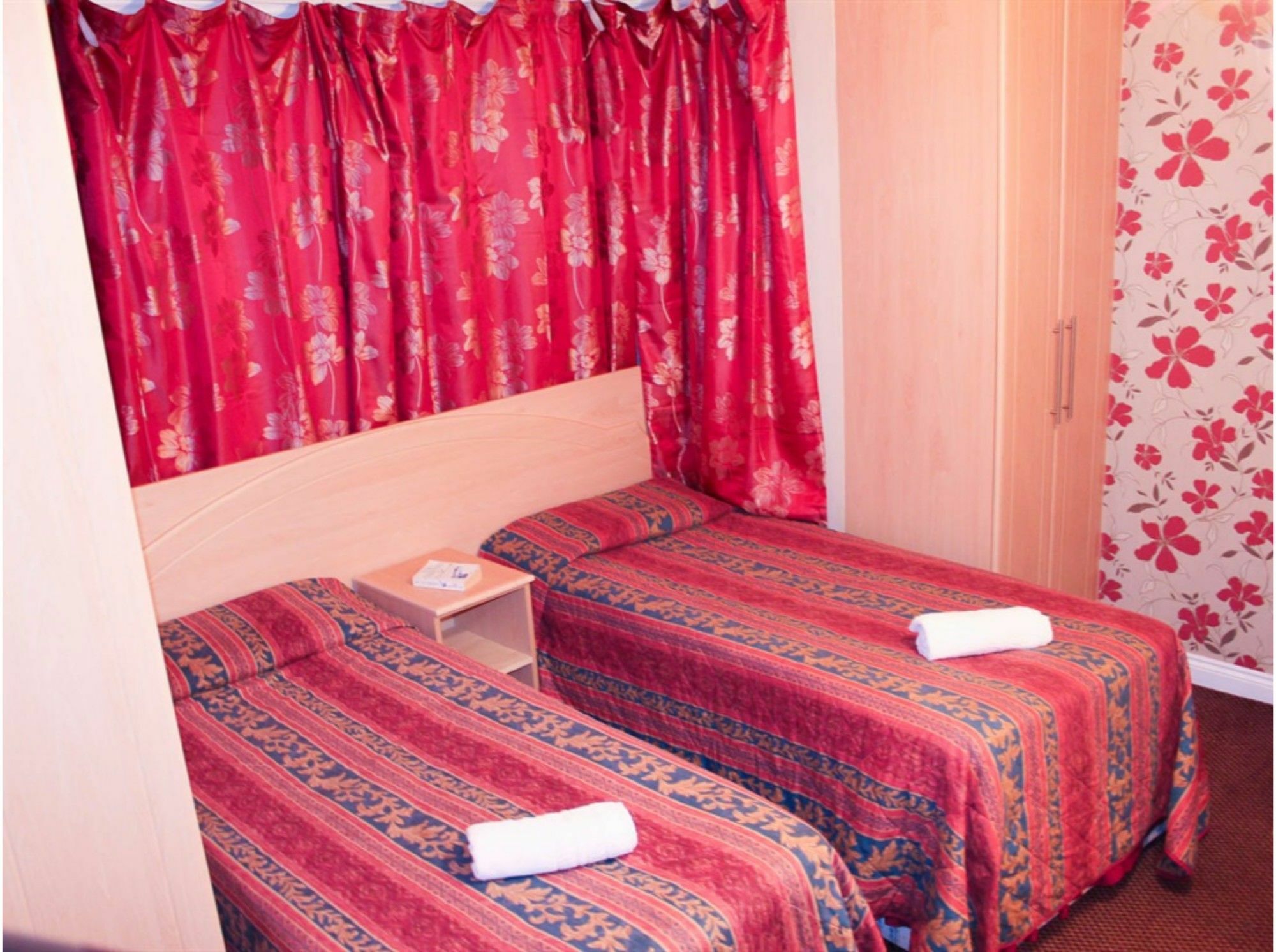 Lampton Guest House Хаунслоу Экстерьер фото