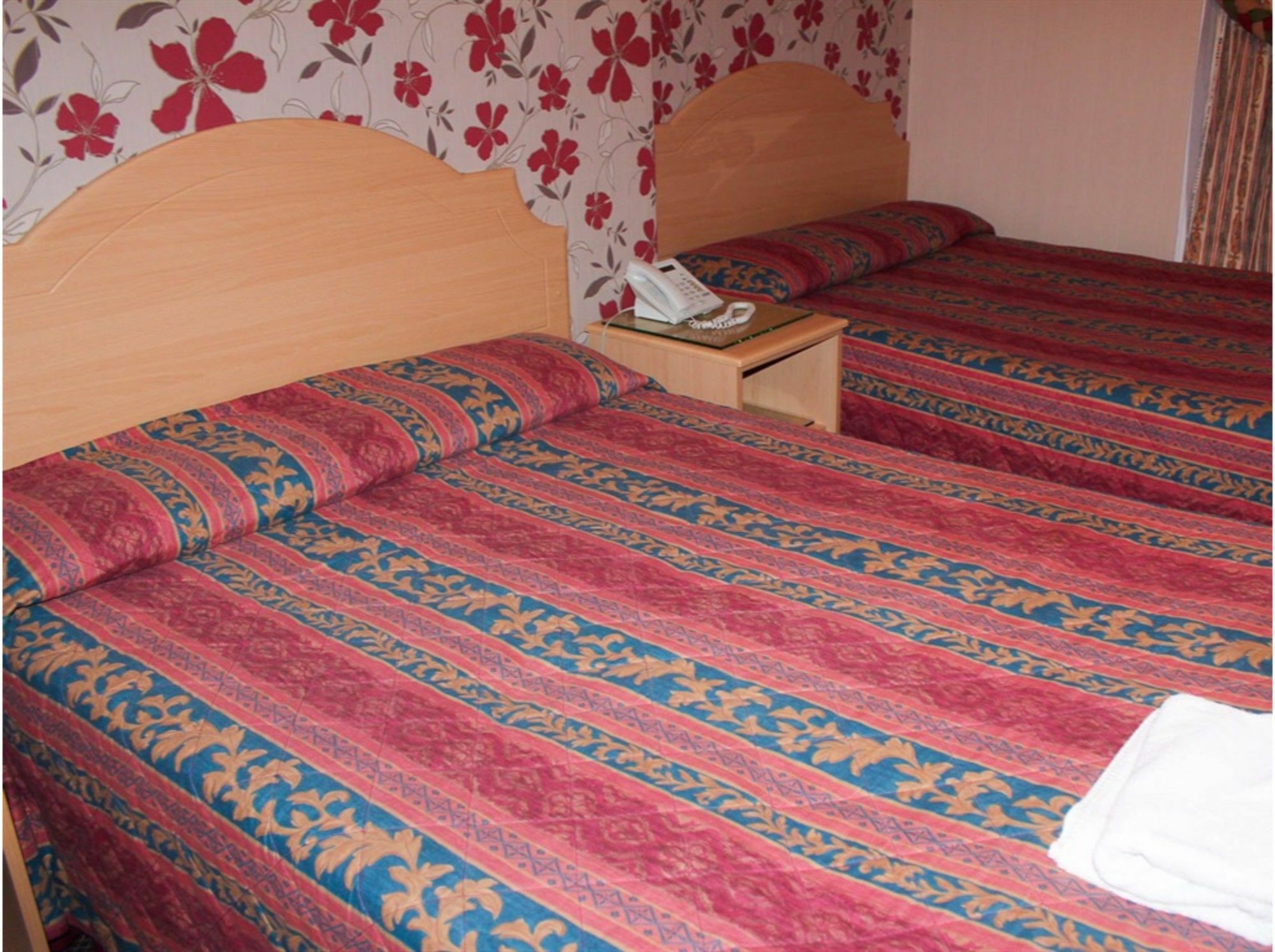 Lampton Guest House Хаунслоу Экстерьер фото