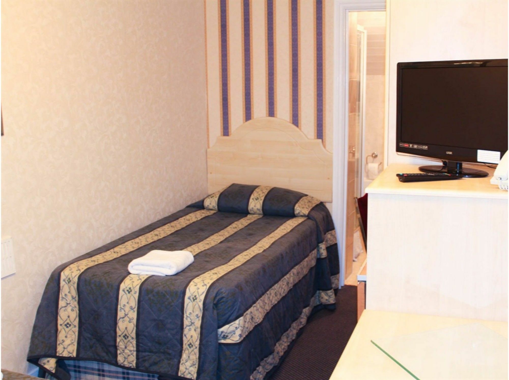 Lampton Guest House Хаунслоу Экстерьер фото