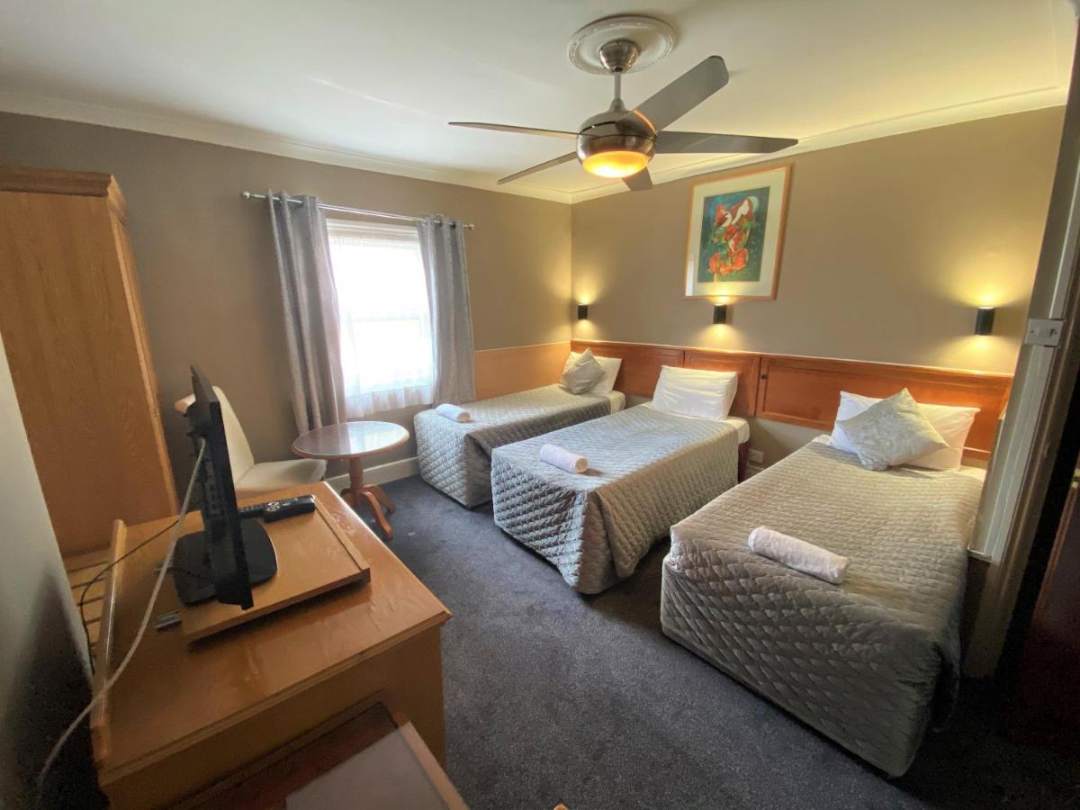 Lampton Guest House Хаунслоу Экстерьер фото