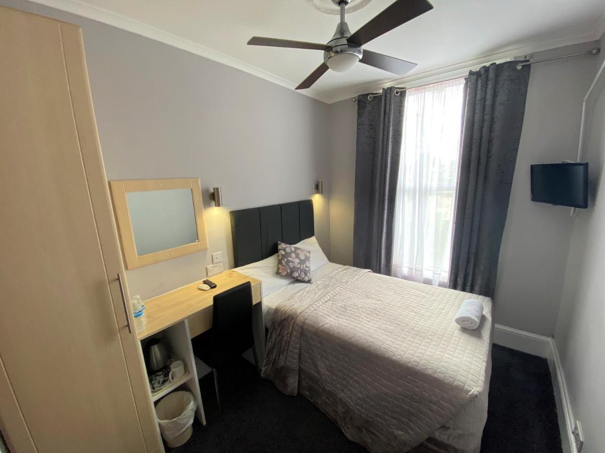 Lampton Guest House Хаунслоу Экстерьер фото