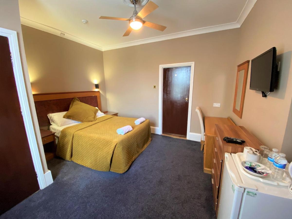 Lampton Guest House Хаунслоу Экстерьер фото