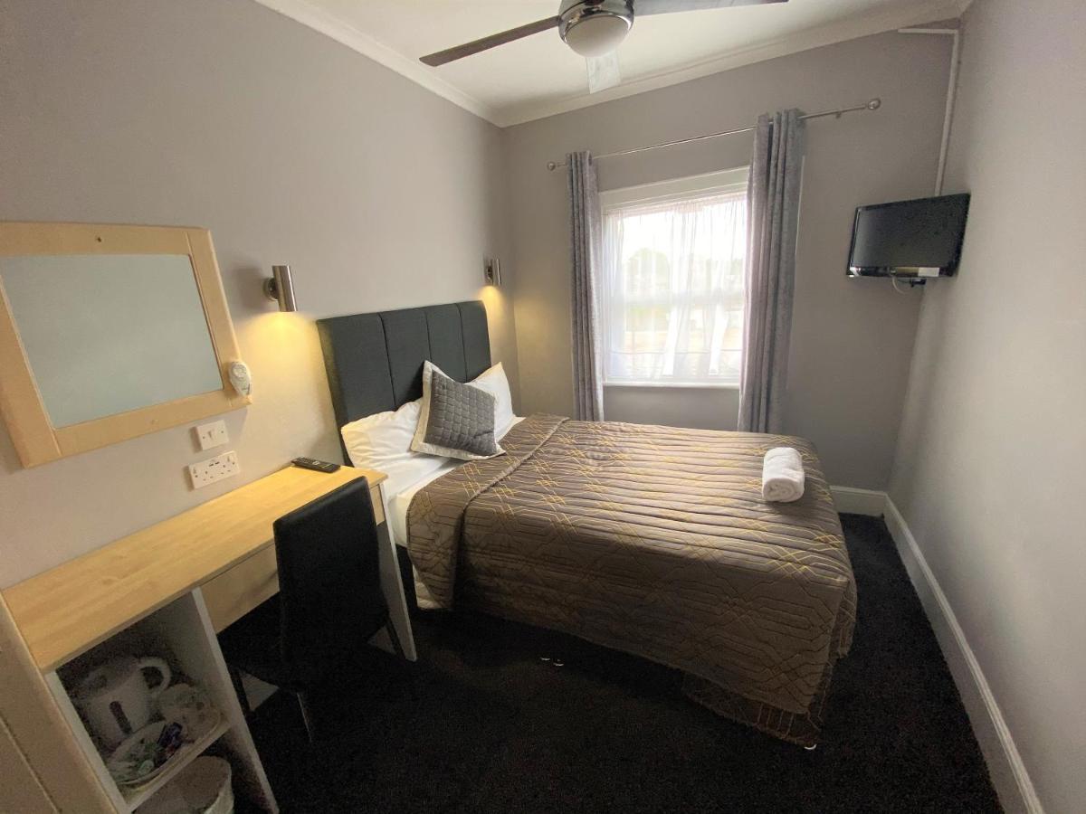 Lampton Guest House Хаунслоу Экстерьер фото