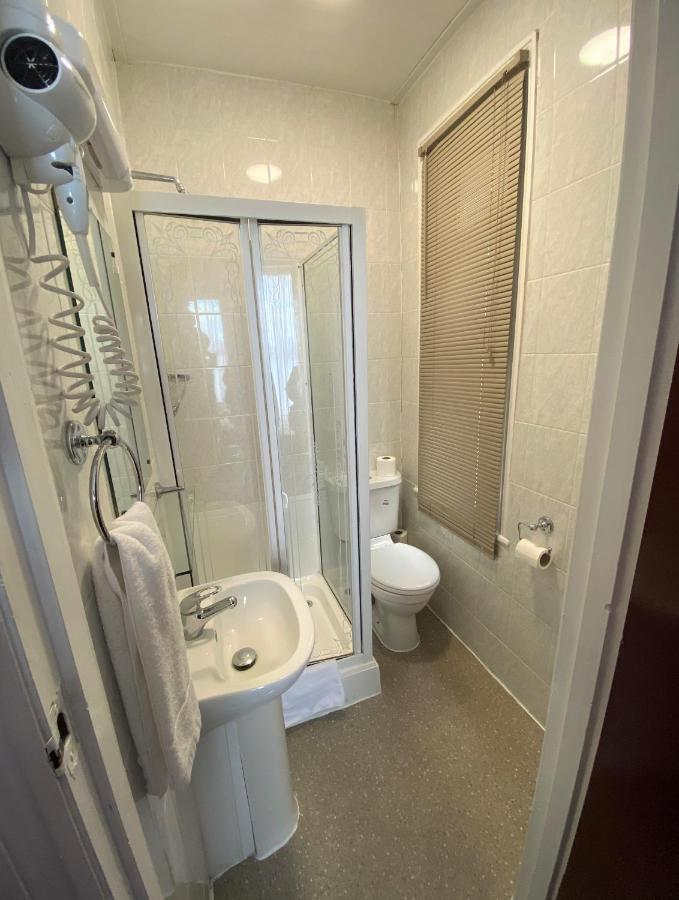 Lampton Guest House Хаунслоу Экстерьер фото